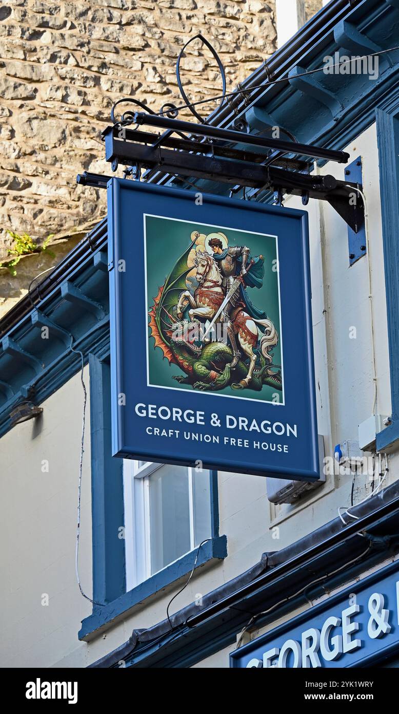 Insegna dell'Inn. George & Dragon, Craft Union Free House. 42 Branthwaite Brow, Kendal, Cumbria, Inghilterra, Regno Unito, Europa. Foto Stock