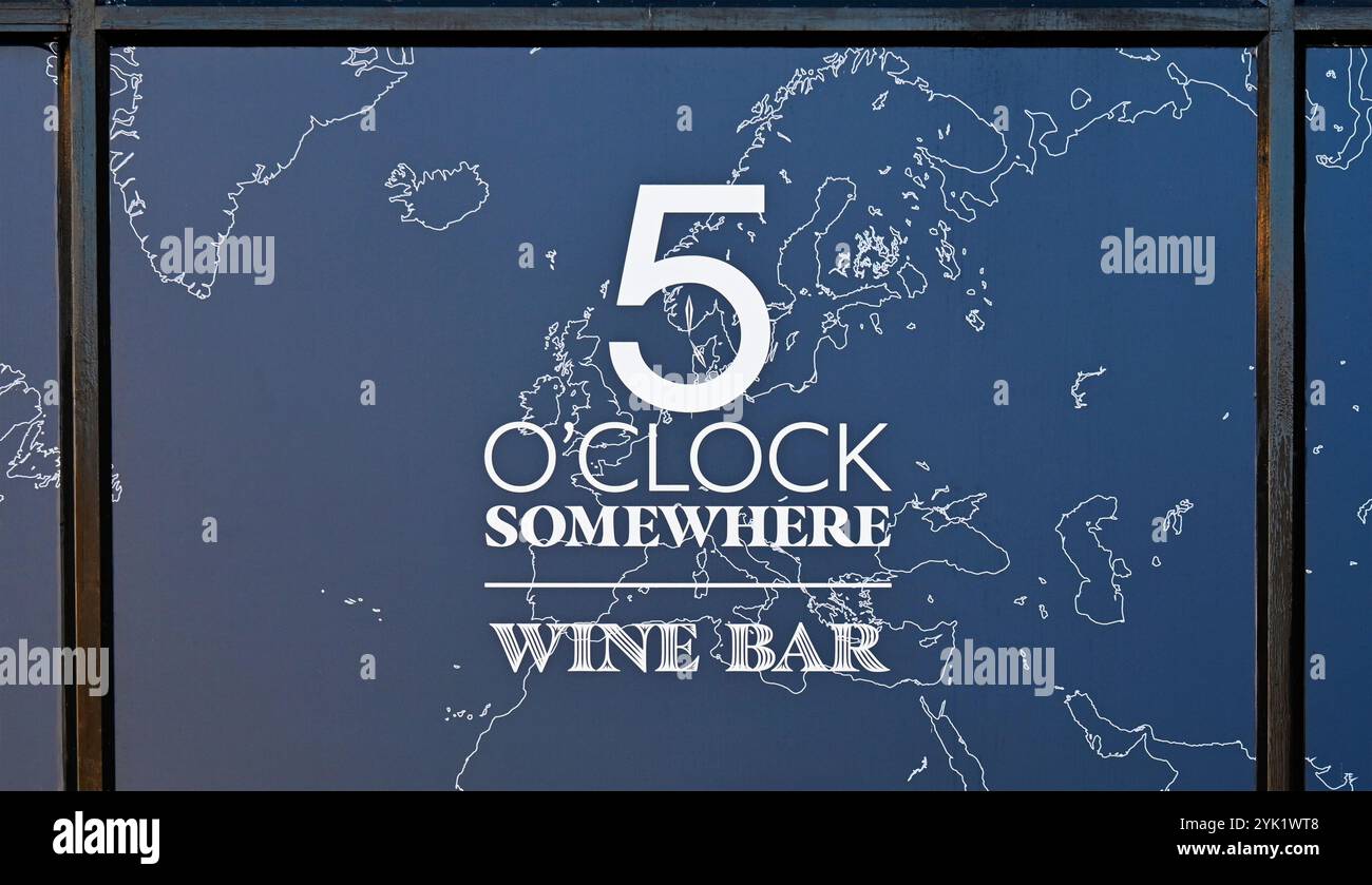 5 o'Clock Somewhere Wine Bar (dettaglio). 55 Finkle Street, Kendal, Cumbria, Inghilterra, Regno Unito, Europa. Foto Stock