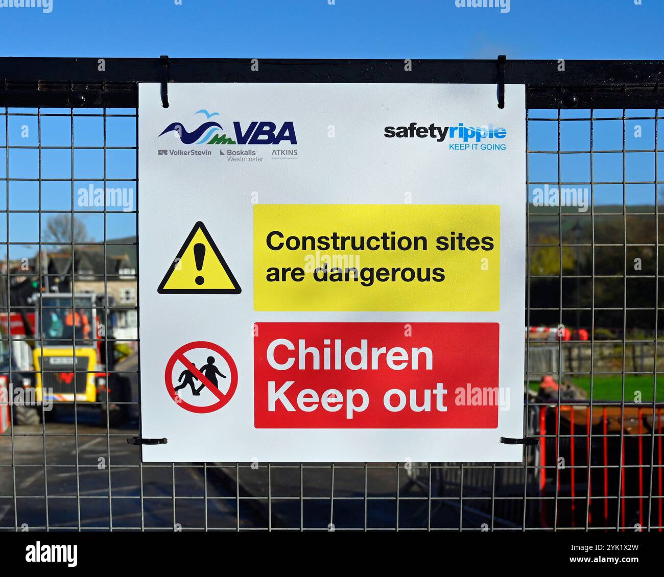 Segnale di avvertimento. I cantieri sono pericolosi. I bambini stanno fuori. New Road, Kendal, Cumbria, Emgland, Regno Unito, Europa. Foto Stock