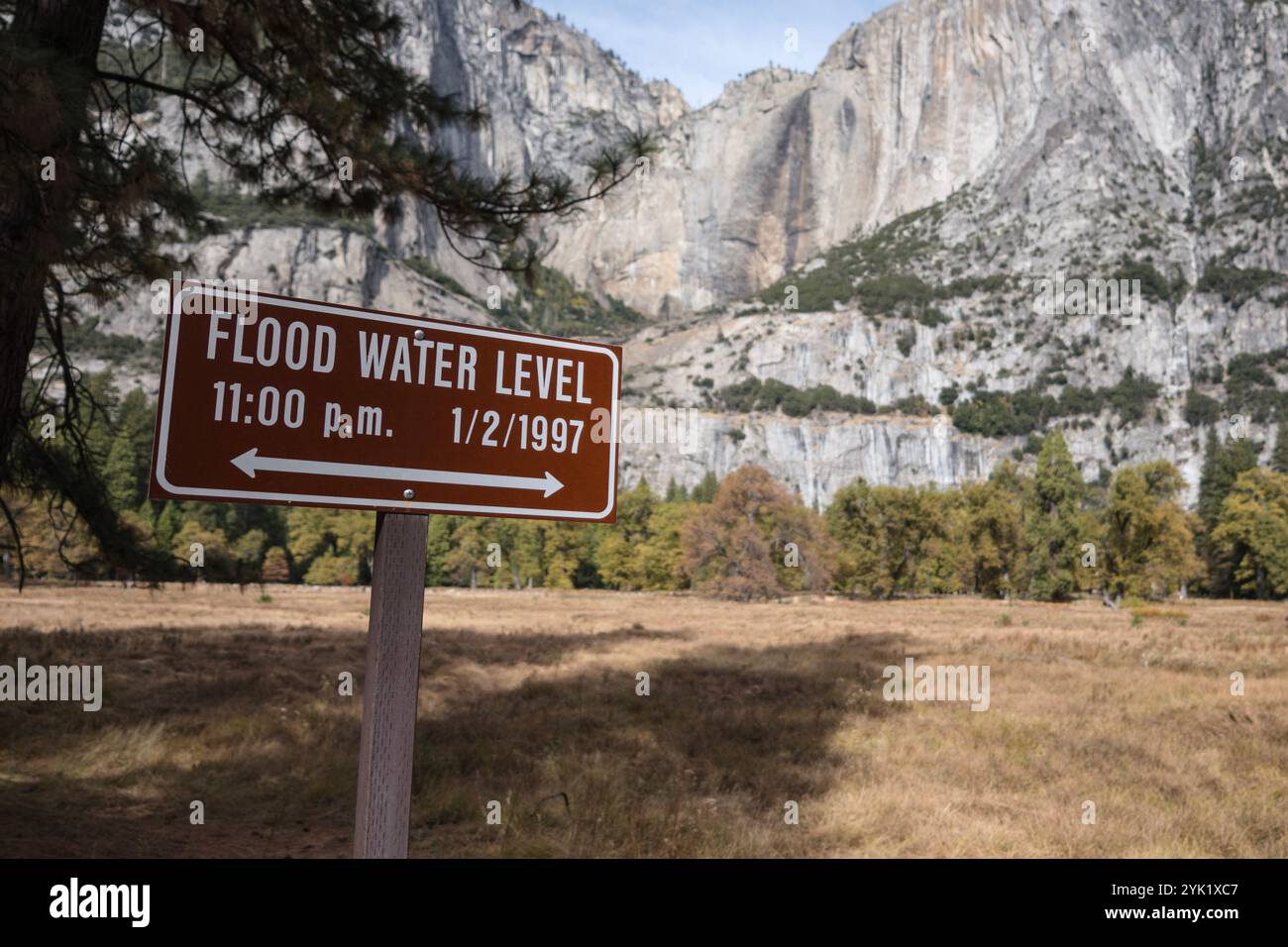 Insegna livello acqua alluvione nel Parco Nazionale Yosemite in California. Foto Stock