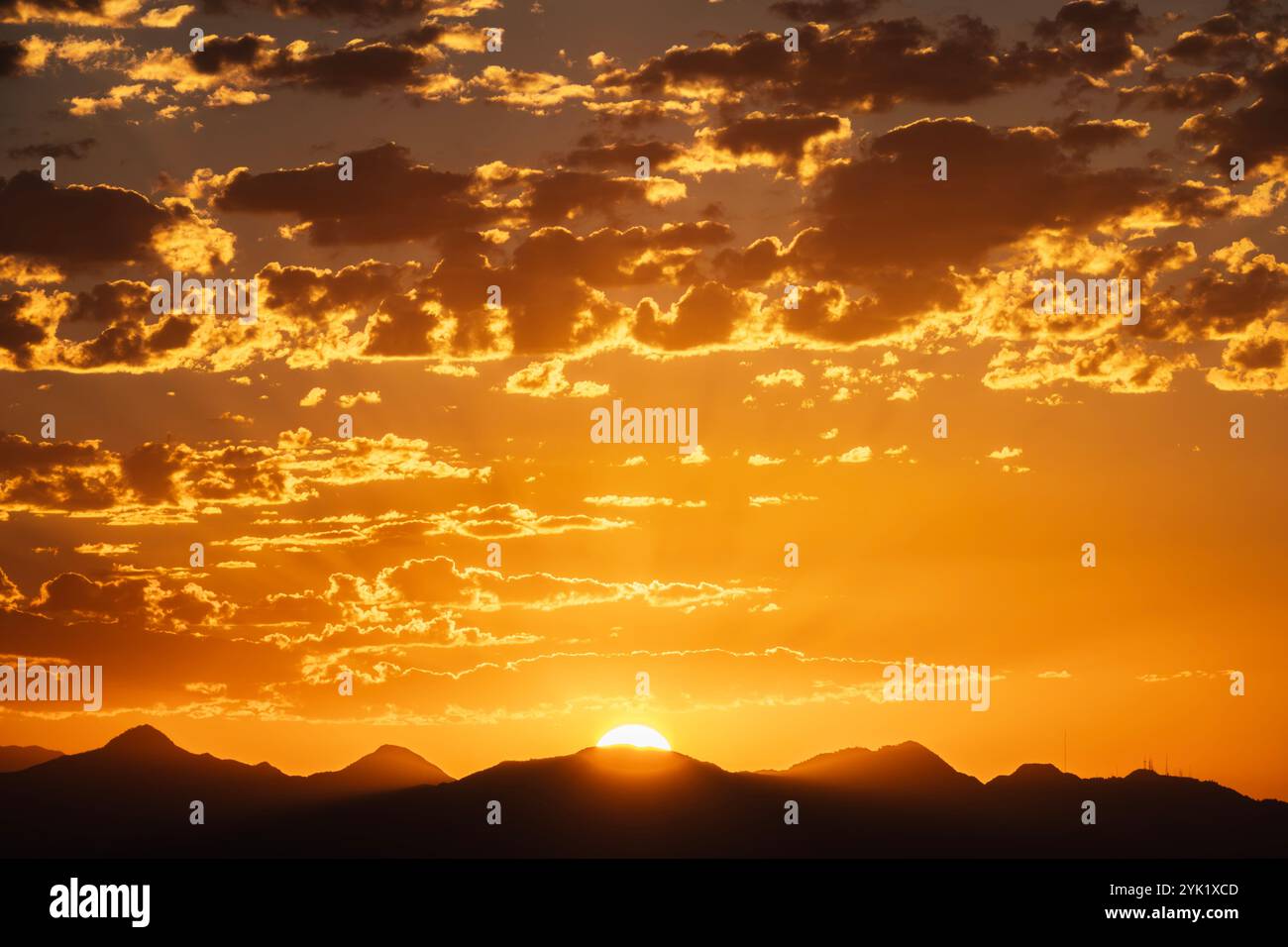 Sorgere il sole dietro le San Gabriel Mountains. Foto scattata dal Rocky Peak Park vicino alla zona di Chatsworth a Los Angeles, California. Foto Stock