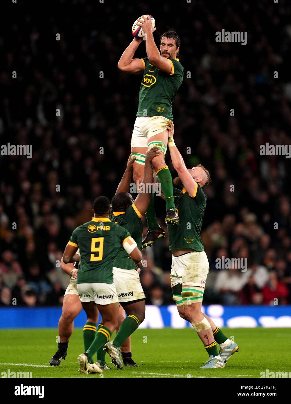 Londra, Inghilterra. 16 novembre 2024. Eben Etzebeth del Sudafrica in linea fuori durante l'Autumn Nations Series 2024 match tra Inghilterra e Sudafrica all'Allianz Stadium di Twickenham. Crediti: Ben Whitley/Alamy Live News Foto Stock