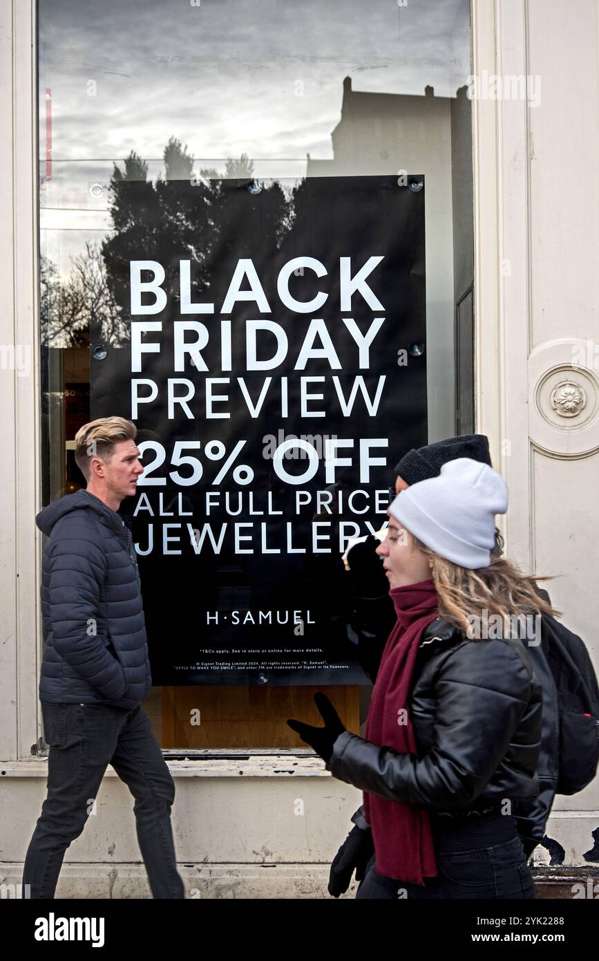 Poster del Black Friday alla finestra di H Samuel in Princes Street, Edimburgo, Scozia, Regno Unito. Foto Stock