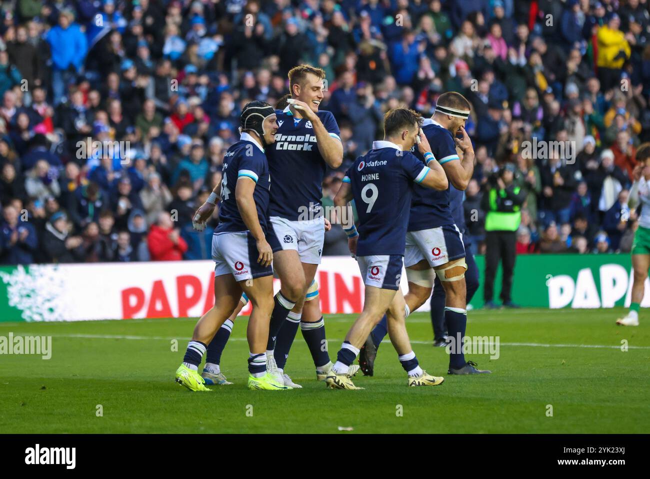 Edimburgo, Scozia. 16 novembre 2024. Stafford McDowall si congratula con Darcy Graham per la partita delle Nazioni d'autunno tra Scozia e Portogallo al Murrayfield Stadium di Edimburgo. Crediti: Connor Douglas/Alamy Live News Foto Stock