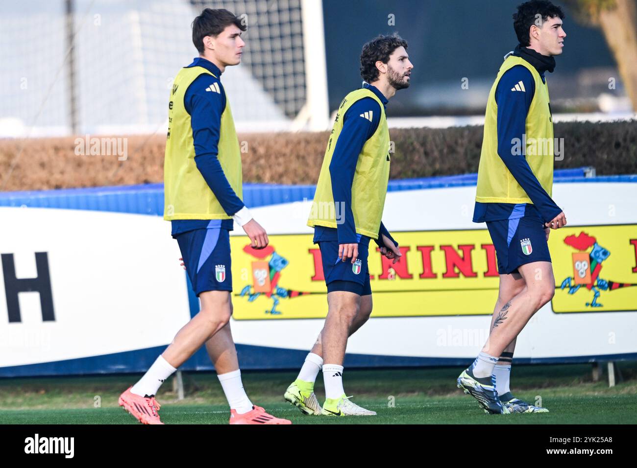 Pietro Comuzzo, Manuel Locatelli e Alessandro bastoni in azione durante una sessione di formazione in Italia presso il Centro di formazione BPER di Appiano gentile il 16 novembre 2024 a Como Foto Stock