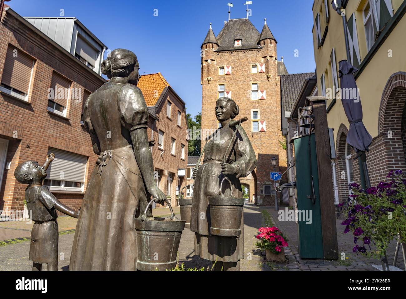 Scultura in bronzo "donne alla pompa dell'acqua" e la porta interna di Klever a Xanten, basso Reno, Renania settentrionale-Vestfalia, Germania, Europa Foto Stock