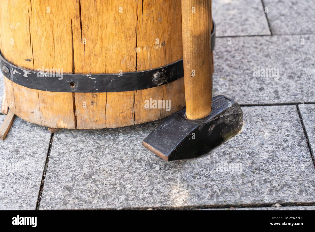 Canna di legno e mazza su pavimentazioni in pietra Foto Stock