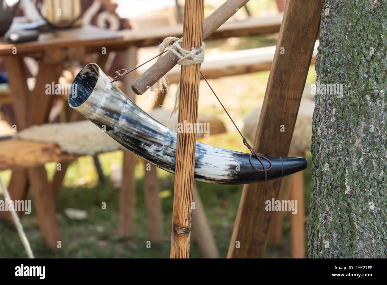 Corno tradizionale fatto di corno animale su un supporto di legno Foto Stock