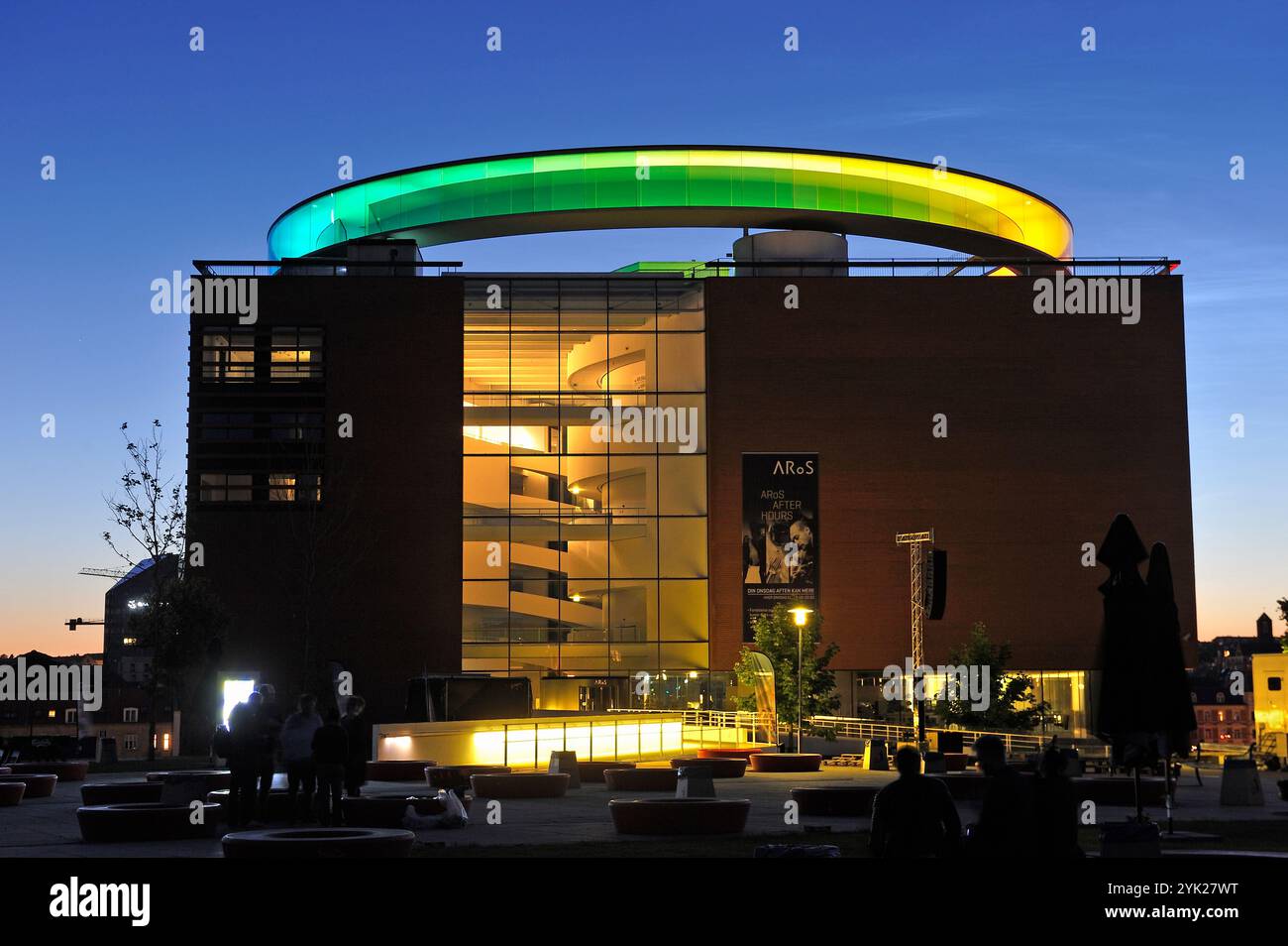 L'AROs Aarhus Kunstmuseum (progettato dagli architetti danesi Schmidt Hammer Lassen) è sormontato dall'installazione "il tuo panorama arcobaleno", una passerella circolare Foto Stock