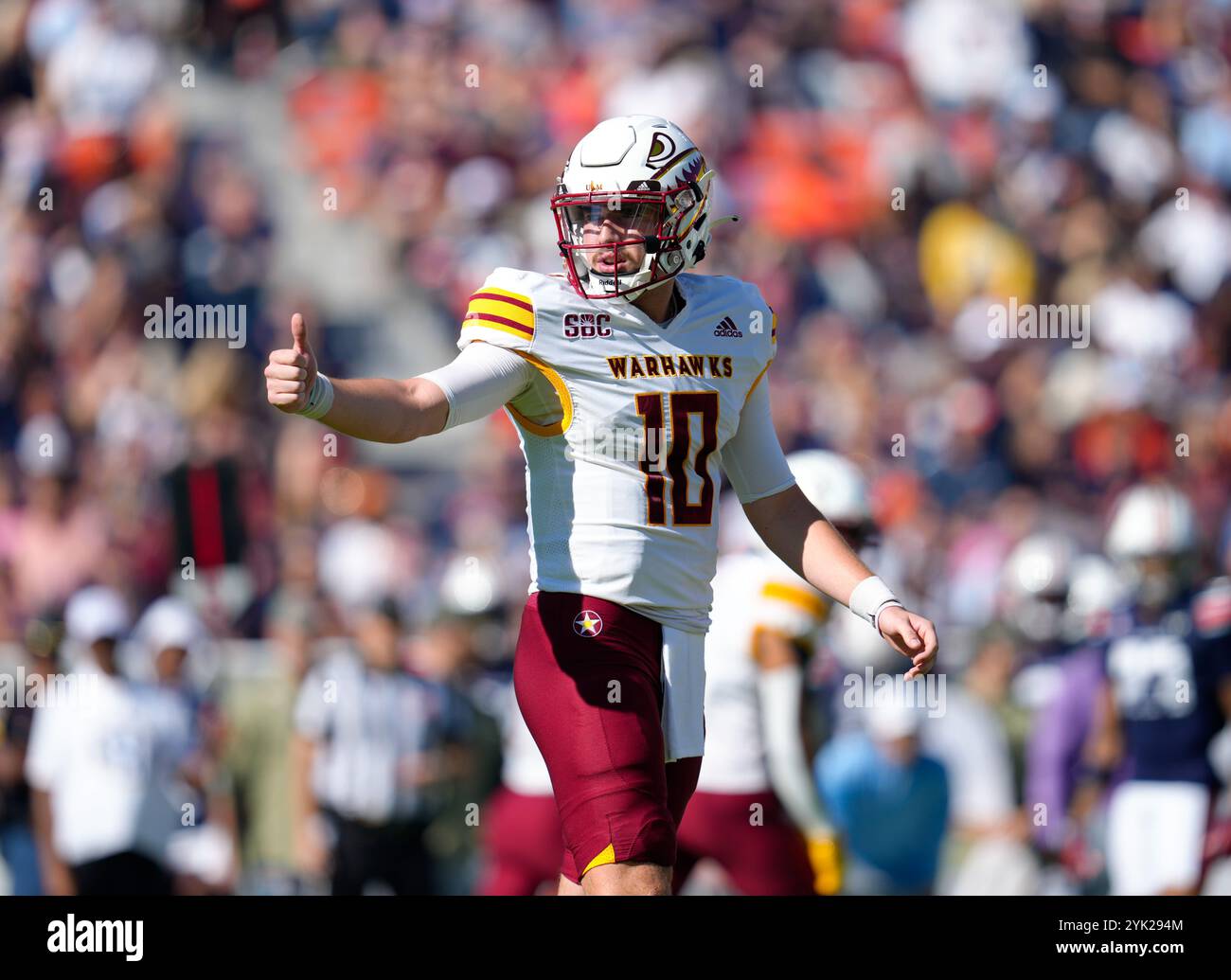 Auburn, Alabama, Stati Uniti. 16 novembre 2024. Il quarterback DEGLI ULM Aidan Armenta (10) durante la prima metà di una partita di football tra gli Auburn Tigers e i Louisiana Monroe Warhawks il 16 novembre 2024 ad Auburn, Alabama. Auburn ha vinto, 48-14. (Credit Image: © Scott Coleman/ZUMA Press Wire) SOLO PER USO EDITORIALE! Non per USO commerciale! Foto Stock