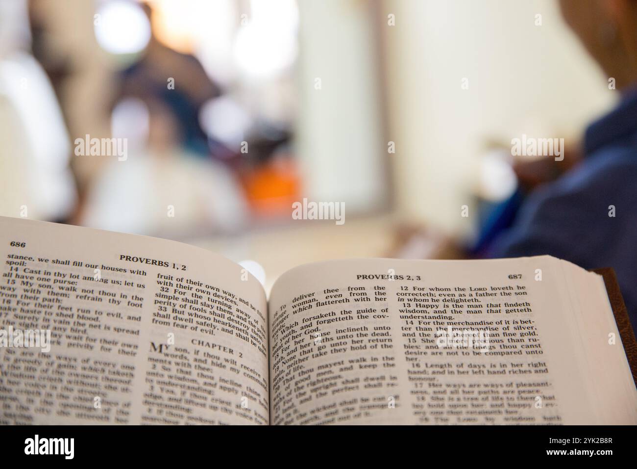 Esplorare la saggezza: La Bibbia aperta che mette in evidenza il Libro dei Proverbi Foto Stock