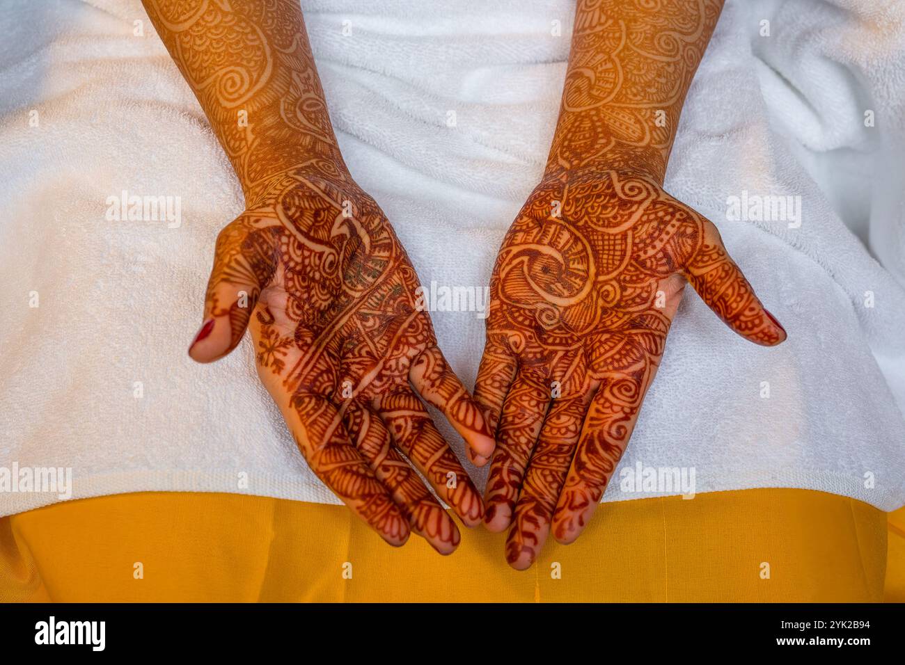 La sposa indiana si prepara al matrimonio con l'arte Henna a portata di mano Foto Stock