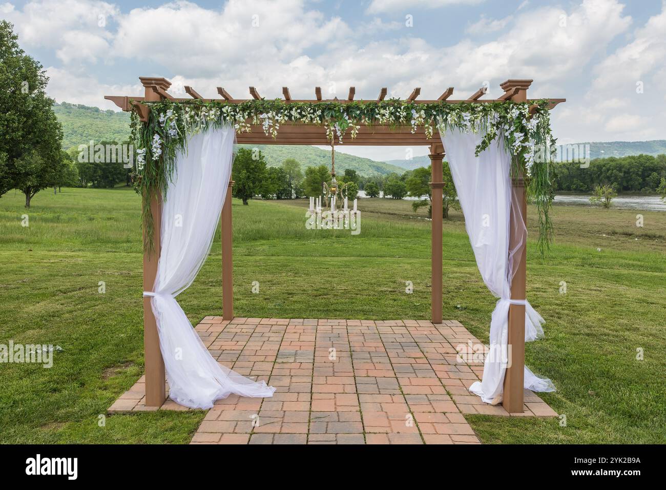 Elegante baldacchino per matrimoni all'aperto con decorazioni floreali in un ambiente panoramico Foto Stock
