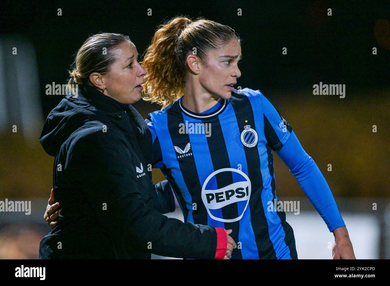 Capo allenatore Inka Grings del Club YLA e Stefanie De Alem da Eira (10) del Club YLA che segna 3-2 e Brugge festeggiano durante una partita di calcio femminile tra il Club Brugge Dames YLA e la Standard Femina de Liege nella decima partita della stagione 2024 - 2025 della belga lotto Womens Super League, sabato 16 novembre 2024 ad Aalter, BELGIO. Crediti: Sportpix/Alamy Live News Foto Stock