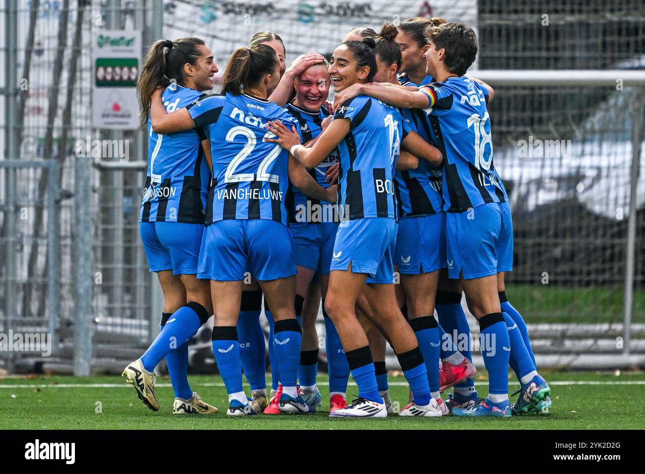 Davinia Vanmechelen (25) del Club YLA segna 1-0 e Brugge festeggia durante una partita di calcio femminile tra il Club Brugge Dames YLA e la Standard Femina de Liege nella decima partita della stagione 2024 - 2025 della belga lotto Womens Super League, sabato 16 novembre 2024 ad Aalter, BELGIO. Crediti: Sportpix/Alamy Live News Foto Stock