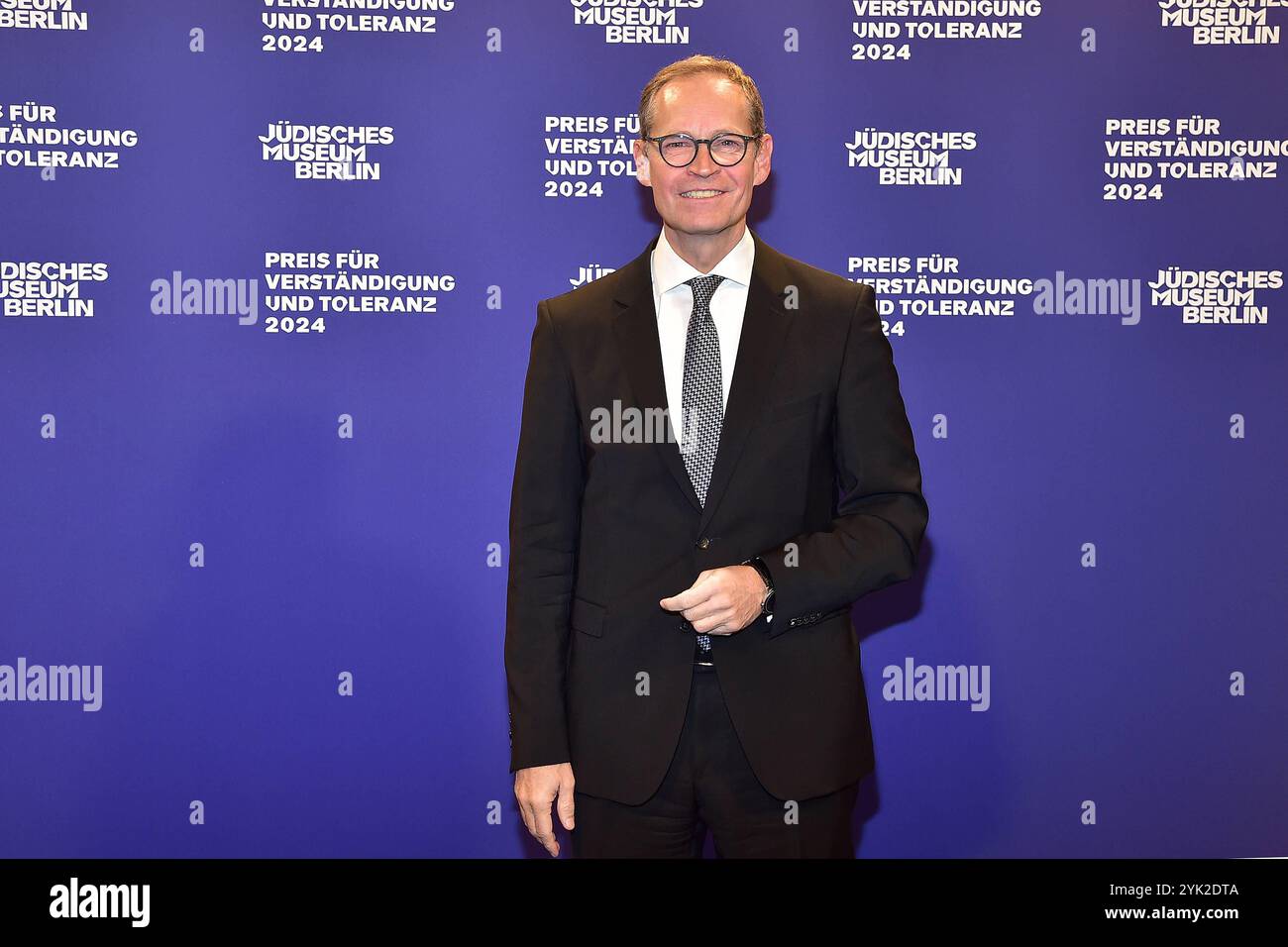 Preisverleihung fuer Verständigung und Toleranz Michael Mueller Ankunft, blauer Teppich zur Preisverleihung fuer Verständigung und Toleranz im Jüdischen Museum di Berlino, AM 16.11.2024 *** cerimonia di premiazione per l'intesa e la tolleranza arrivo Michael Mueller, tappeto blu per la cerimonia di premiazione per la comprensione e la tolleranza al Museo ebraico di Berlino, il 16 11 2024 Photopress Mueller Foto Stock