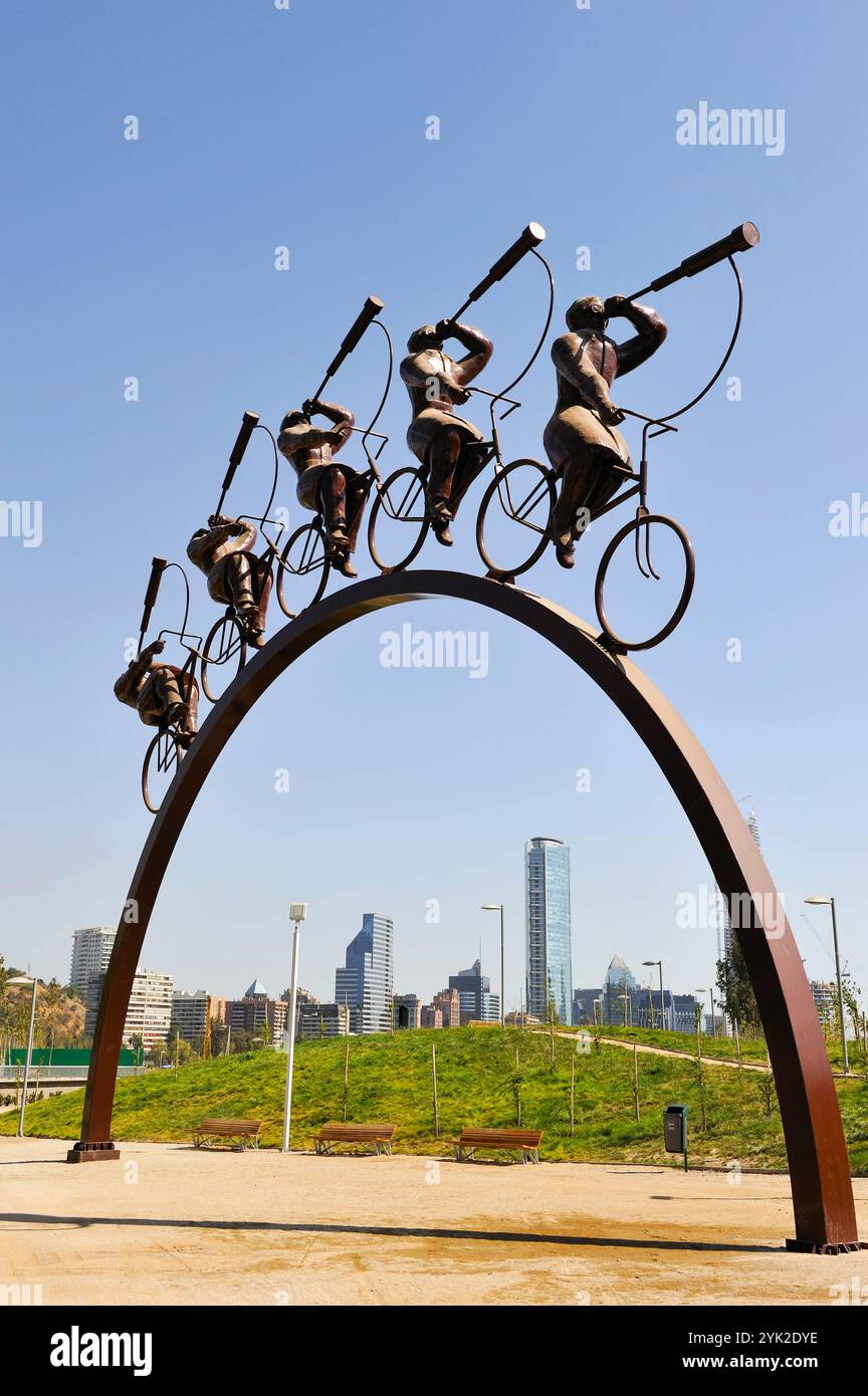 La Busqueda, scultura di Hernan Puelma situata sul lungomare lungo il fiume Mapocho, con sullo sfondo due degli edifici più alti del Sud America Foto Stock