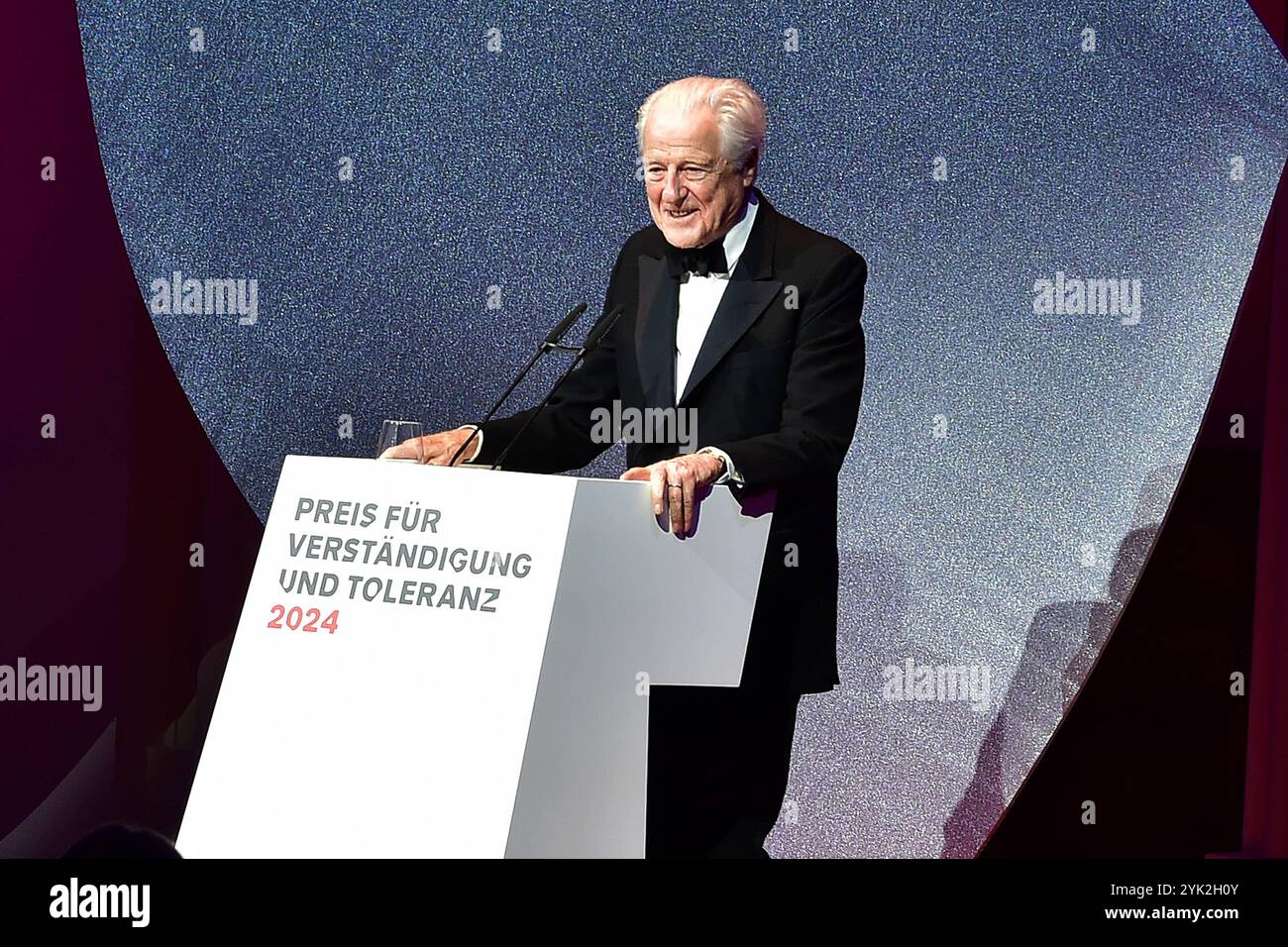 Preisverleihung fuer Verständigung und Toleranz Baron Eric dev Rotschild Ankunft, blauer Teppichc zur Preisverleihung fuer Verständigung und Toleranz im Jüdischen Museum di Berlino, AM 16.11.2024 *** cerimonia di premiazione per la comprensione e la tolleranza barone Eric dev Rotschild Arrival, tappeto blu per la cerimonia di premiazione per la comprensione e tolleranza al Museo Ebraico di Berlino, il 16 11 2024 Photopress Mueller Foto Stock