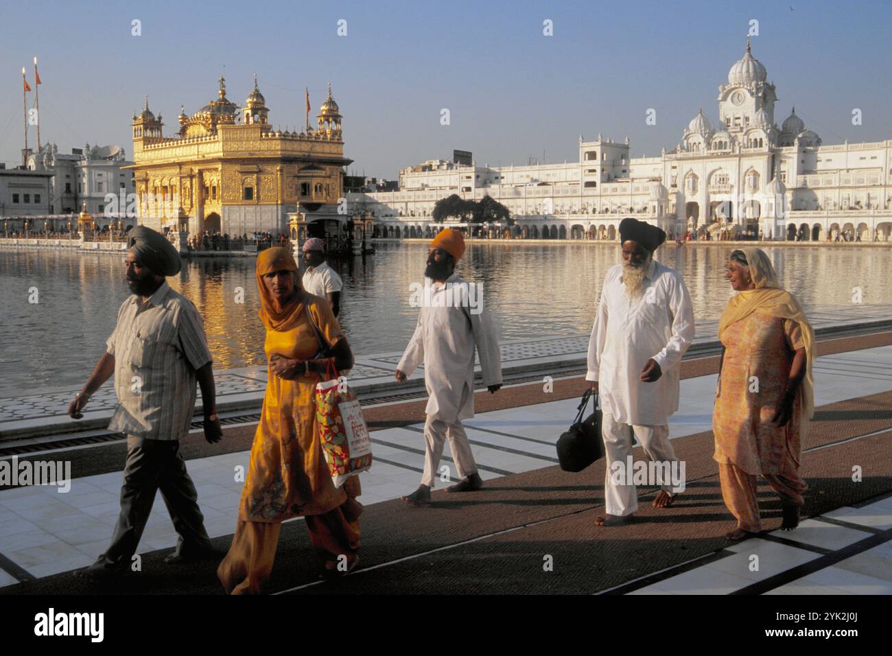 Tempio d'oro, religione Sikh, gente. Amritsar. Punjab. India. Foto Stock