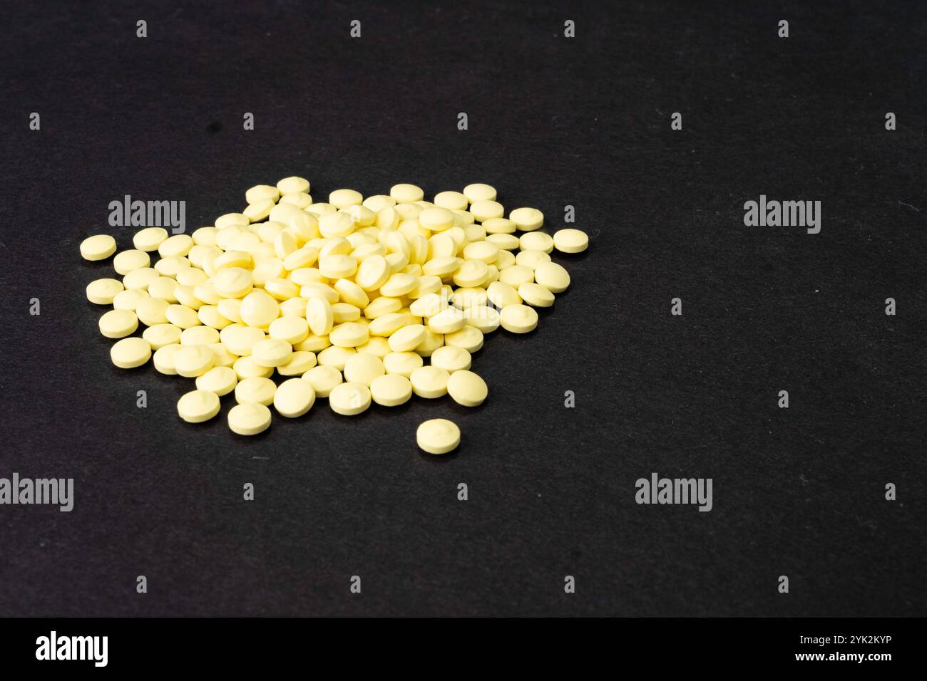 Bassa l'aspirina viene versata sul piano del tavolo in una pila. Foto Stock
