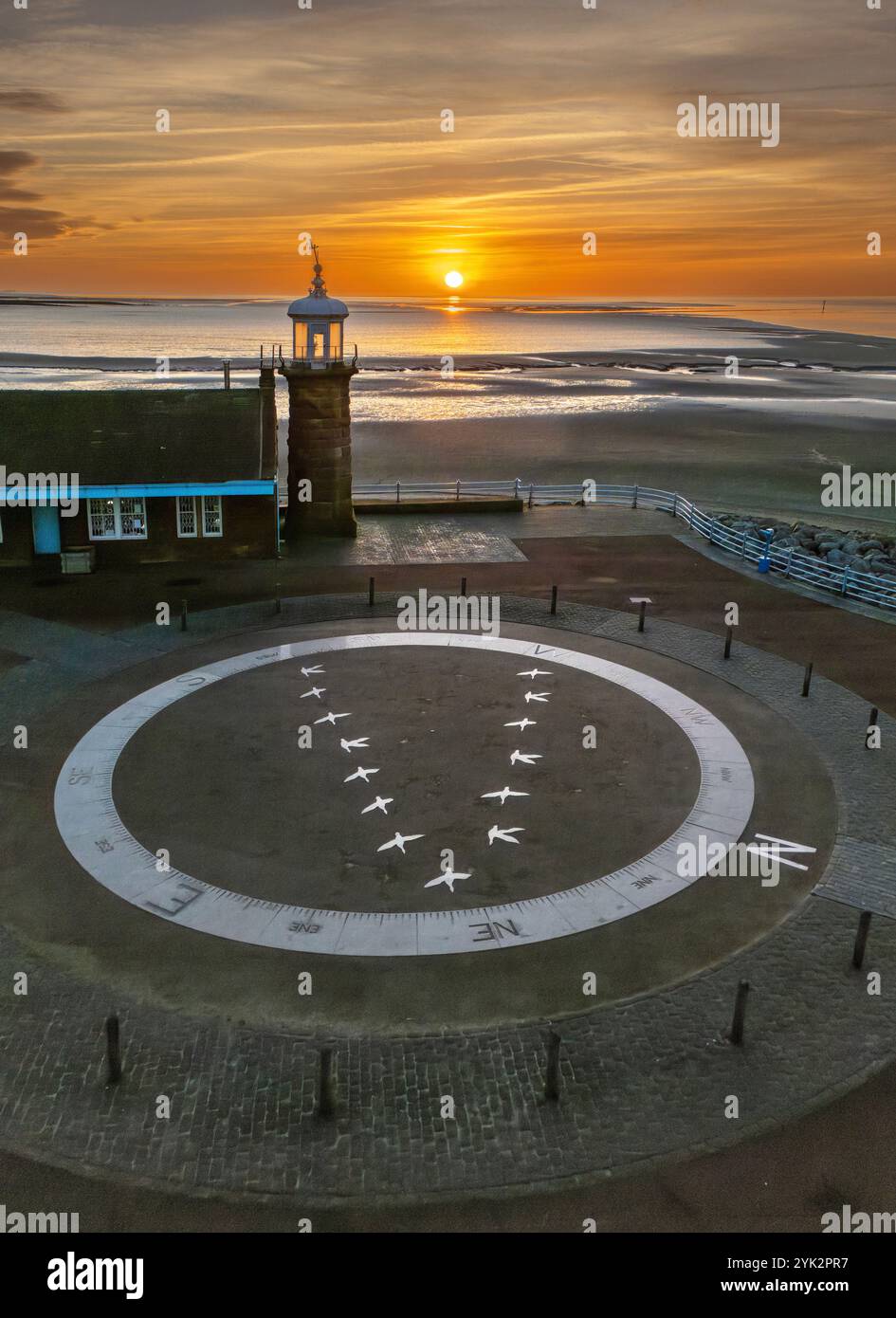 Morecambe Bay, Lancashire, Regno Unito. 12.11.2024 Morecambe Stone Compass Rose e Faro, foto al tramonto con la bassa marea. 12 novembre 2024 Foto Stock