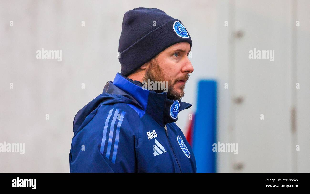 Mourneview Park, Lurgan, Contea di Armagh, Irlanda del Nord, Regno Unito. 9 novembre 2024. Sports Direct Premiership - Glenavon V Glentoran. Il manager Glenavon Stephen McDonnell. Foto Stock