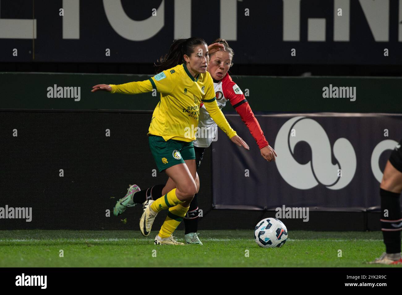 Sittard, Paesi Bassi. 16 novembre 2024. Sittard, Paesi Bassi, 16 novembre 2024: Isabel Kopp (26 fortuna Sittard Vrouwen) e Romée van de Lavoir (25 Feyenoord Vrouwen) combattono per la palla (duello) durante la partita Azerion Vrouwen Eredivisie tra fortuna Sittard Vrouwen e Feyenoord Vrouwen al fortuna Sittard Stadion di Sittard, Paesi Bassi (foto Martin Pitsch/SPP Sport Credit SPP). /Alamy Live News Foto Stock
