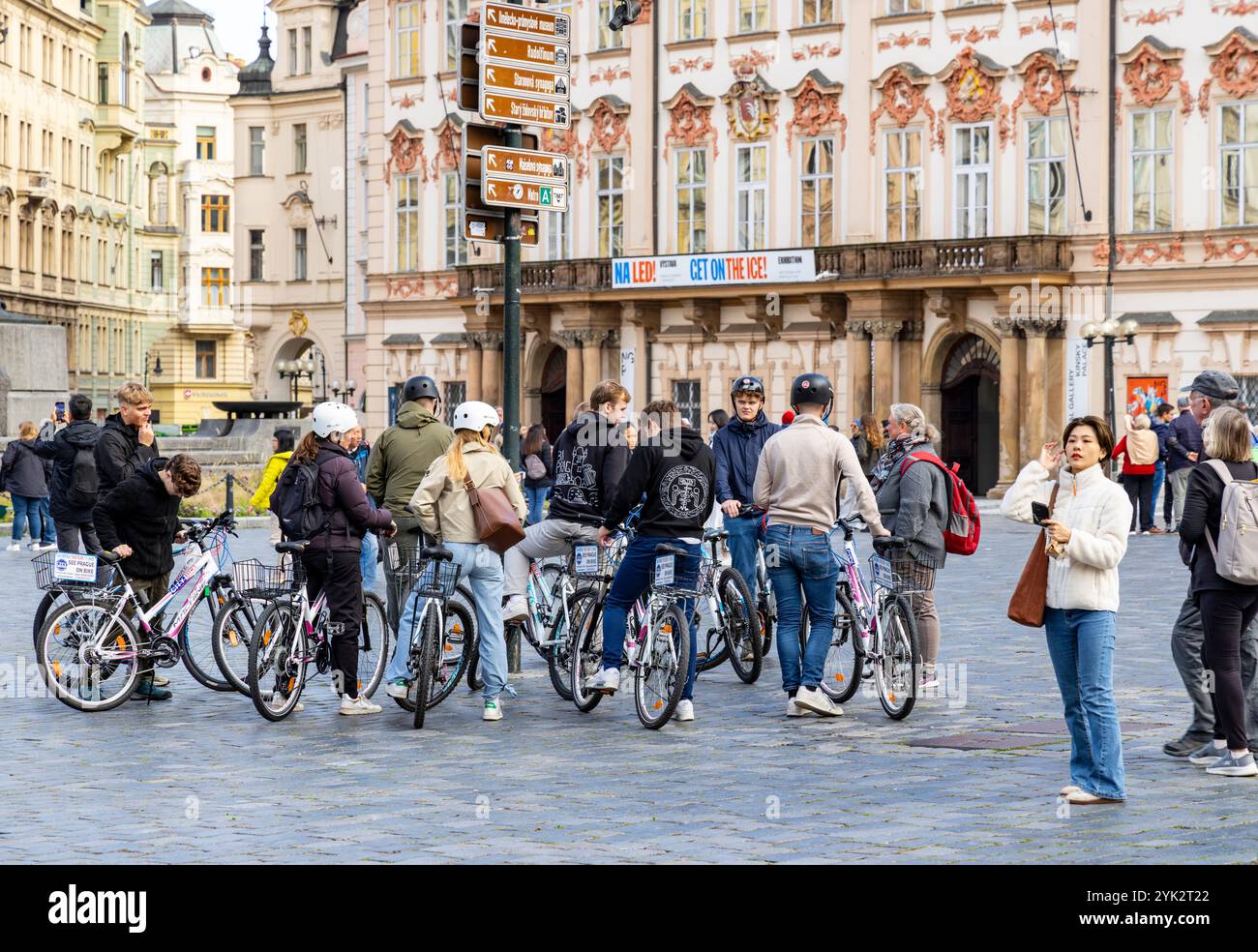 Il centro di Praga, il gruppo del tour in bicicletta nella piazza della città vecchia si prepara a iniziare un tour in bicicletta di Praga, Repubblica Ceca, Europa Foto Stock