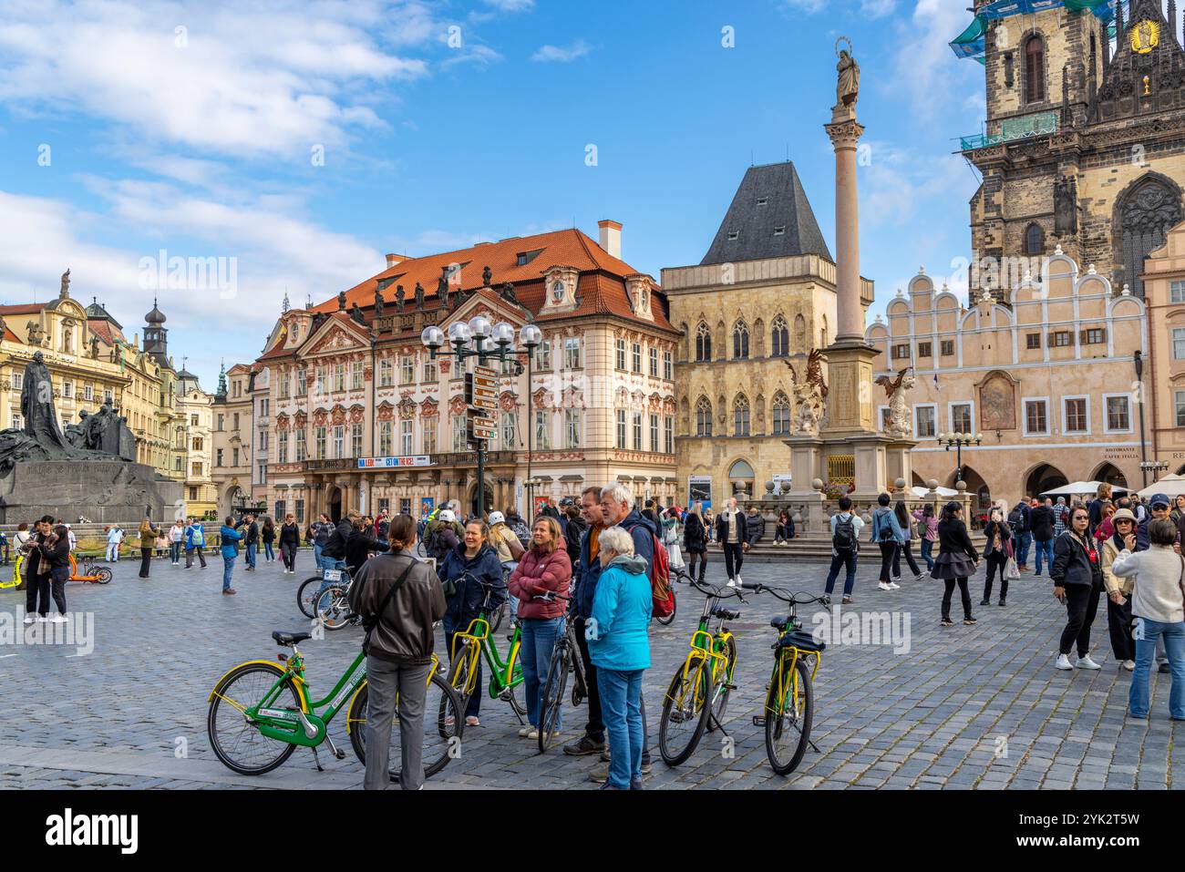 Centro di Praga, tour in bicicletta di gruppo nella piazza della città vecchia Foto Stock