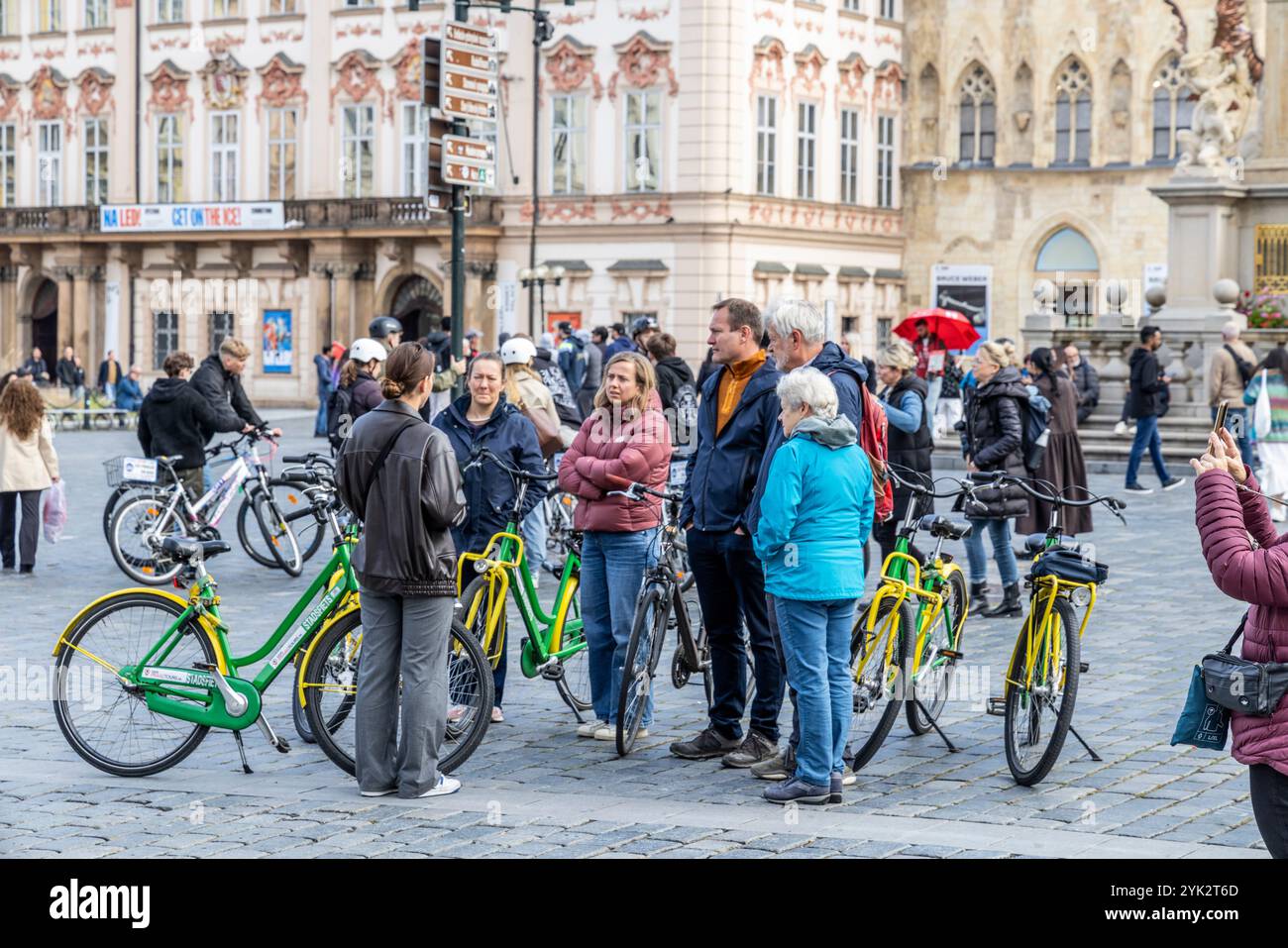 Il centro di Praga, il gruppo del tour in bicicletta nella piazza della città vecchia si prepara a iniziare un tour in bicicletta di Praga, Repubblica Ceca, Europa Foto Stock