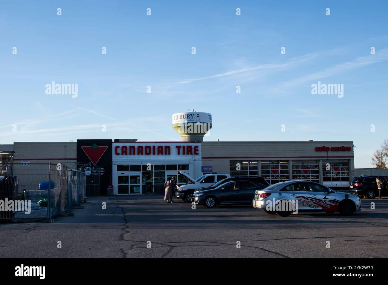 Negozio di pneumatici canadese in Mill Street East con torre sull'acqua sullo sfondo a Tilbury, Ontario, Canada Foto Stock