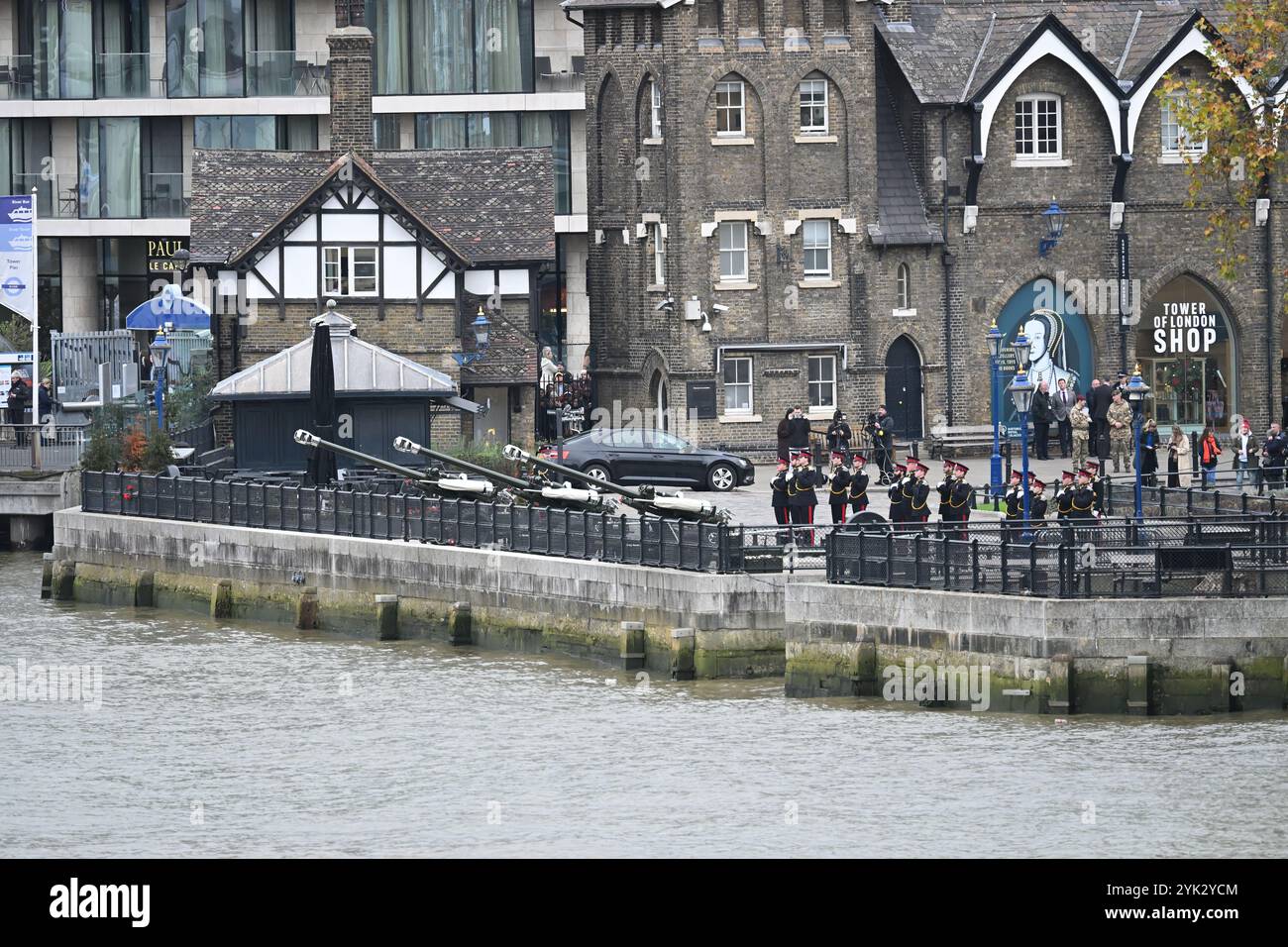 Un saluto del 62 che segna il compleanno di sua Maestà il Re alla Torre di Londra Foto Stock