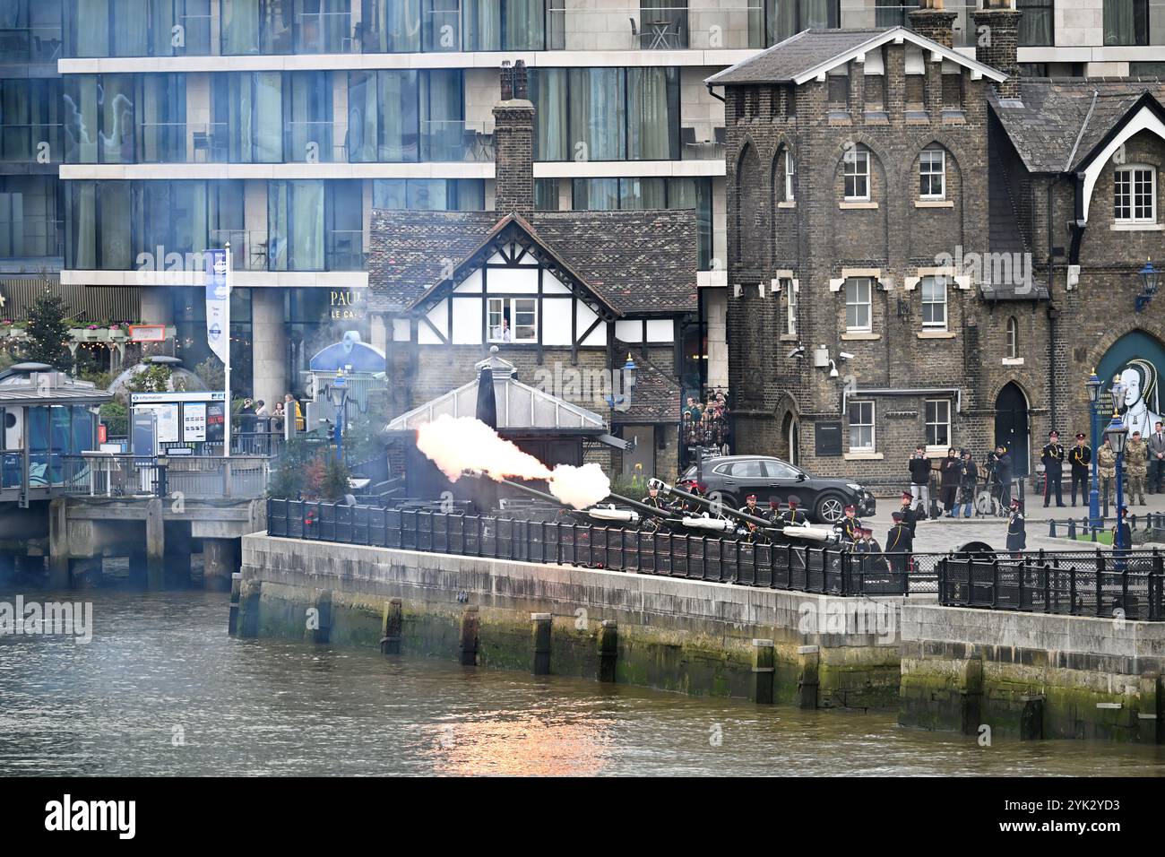 Un saluto del 62 che segna il compleanno di sua Maestà il Re alla Torre di Londra Foto Stock