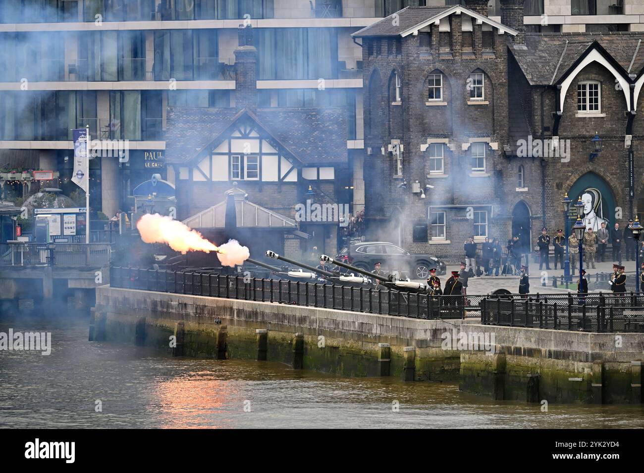 Un saluto del 62 che segna il compleanno di sua Maestà il Re alla Torre di Londra Foto Stock