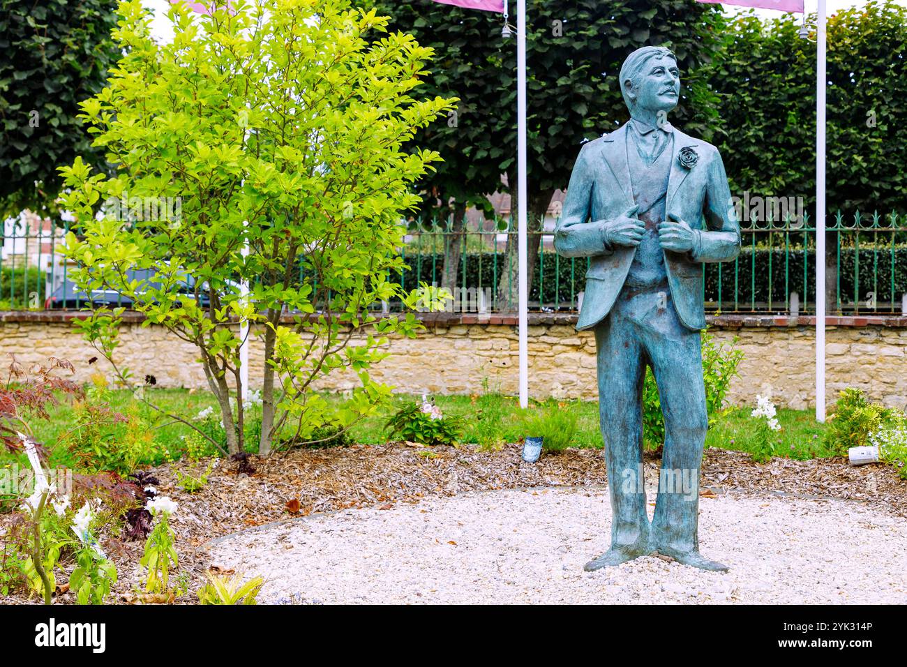 Scultura in bronzo di Marcel Proust nel giardino del museo Villa du Temps retrouvé (retrouve) a Cabourg sulla costa dei fiori (Côte Fleurie, Cote FL Foto Stock