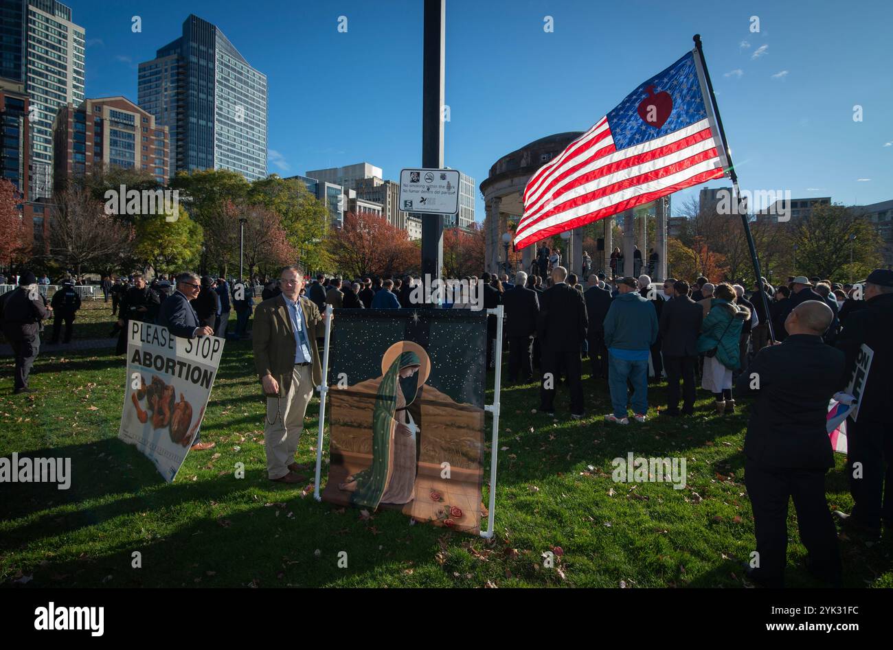 Pro, Anti-aborto. Boston, Massachusetts, Stati Uniti. 16 novembre 2024. Pro-Life Men's March termina al Parkman Bandstand sul Boston Common. I partecipanti della Annual Men’s March hanno dovuto essere separati da centinaia di dimostranti Pro-Choice dalla polizia che indossava attrezzature antisommossa e barricate al termine della annuale marcia maschile anti-aborto che si è conclusa sul Boston Common. Crediti: Chuck Nacke / Alamy Live News Foto Stock