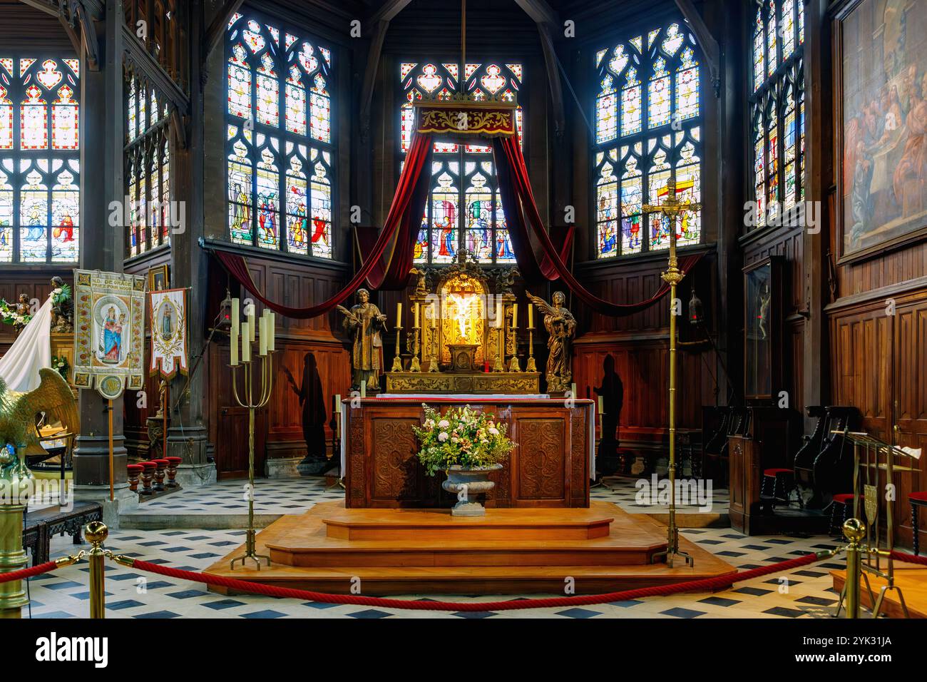 Coro e altare della chiesa di Sainte-Catherine a Honfleur sulla costa dei fiori (Côte Fleurie, Cote Fleurie) nel dipartimento di Calvados nella norma Foto Stock