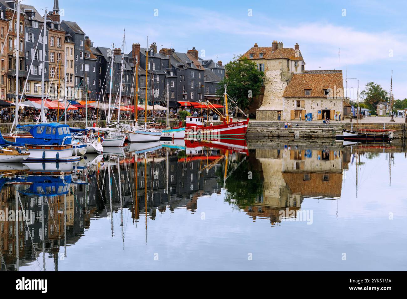 Città vecchia di Honfleur con il vecchio bacino del porto le Vieux Bassin e il governatorato medievale la Luogotenenza sulla costa dei Fiori (Côte Fleurie, Cote FL Foto Stock