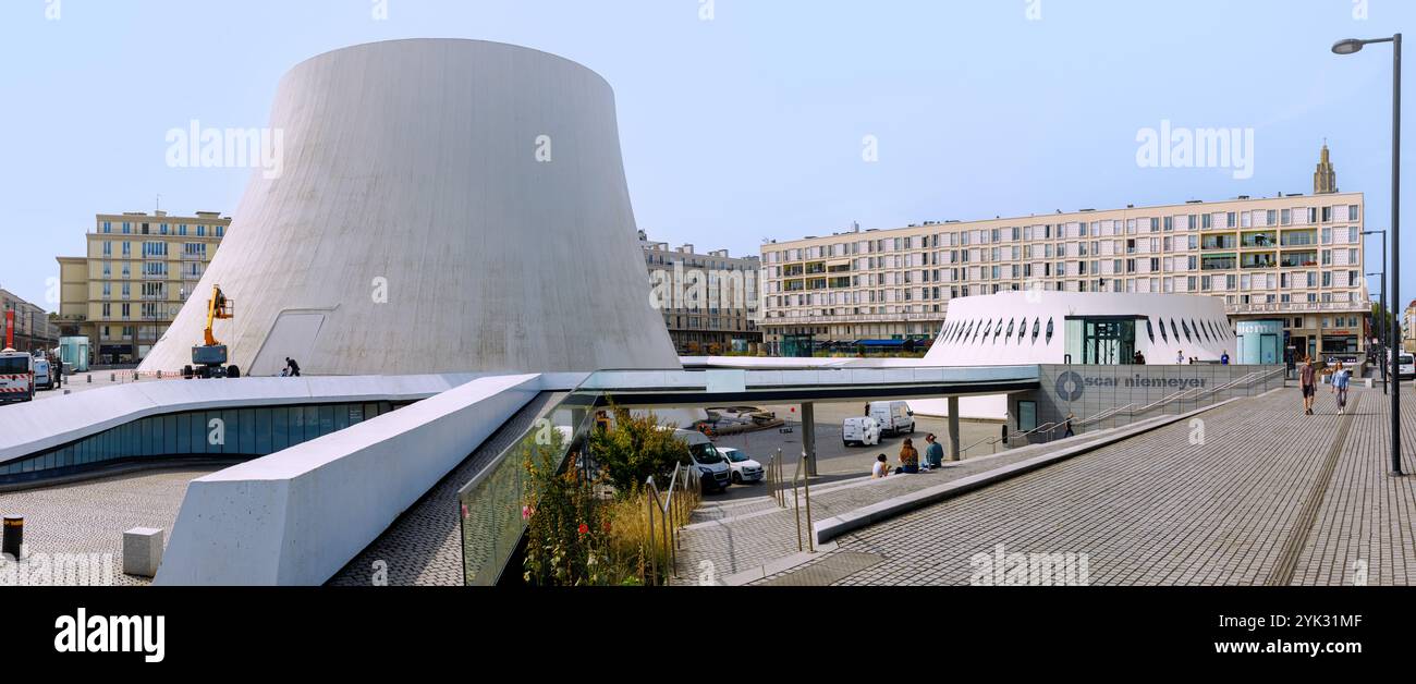 Centro culturale Espace Oscar Niemeyer con il Gran Vulcano ‹ e il Petit Volcan ‹, le case di Auguste Perret e la vista della S Foto Stock
