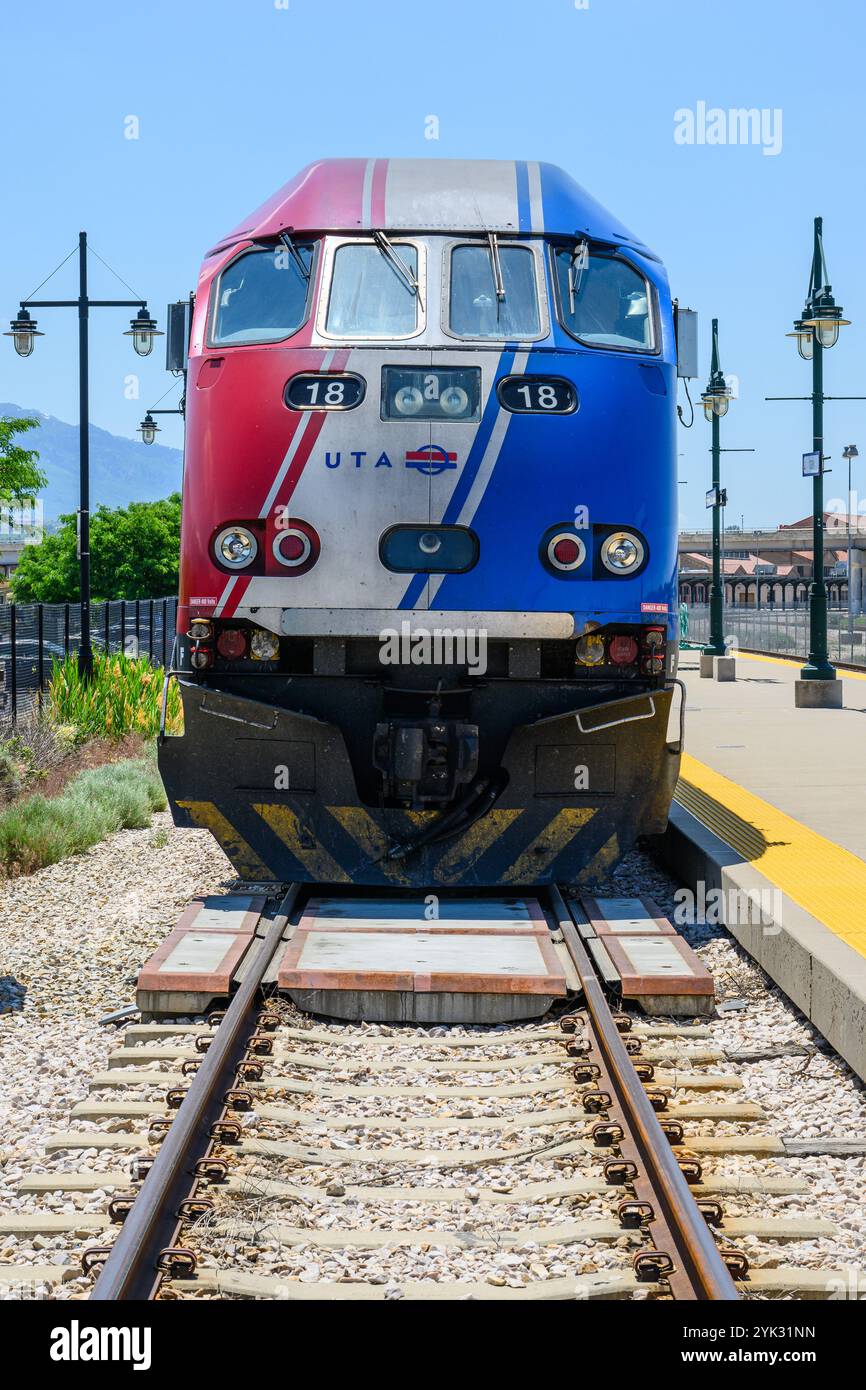 Ogden, UT, Stati Uniti d'America - 10 giugno 2024; cabina del treno pendolare Utah Transit Authority Front Runner e vista dei binari Foto Stock