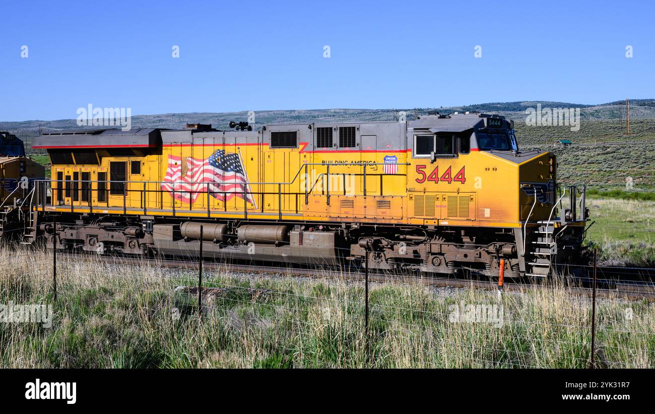 Helper, UT, USA - 11 giugno 2024; locomotiva Union Pacific Feight train nello Utah rurale con logo della bandiera americana Foto Stock