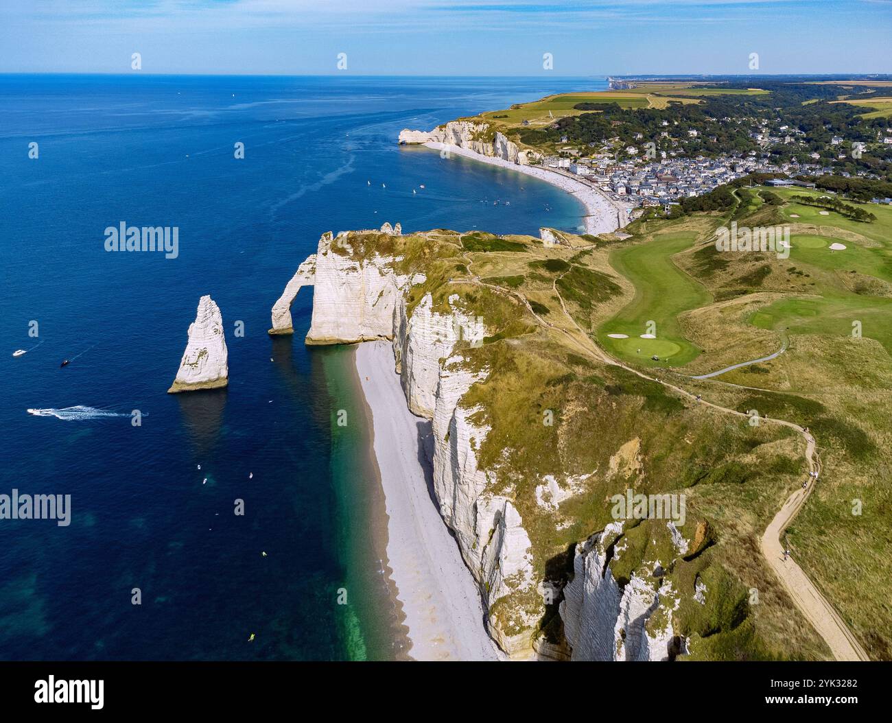 Ago di roccia l'Aiguille, cancello di roccia la porte d'Aval, sentiero escursionistico per cancello di roccia la Manneport, campo da golf e vista su Etretat (Étretat) e roccia Foto Stock