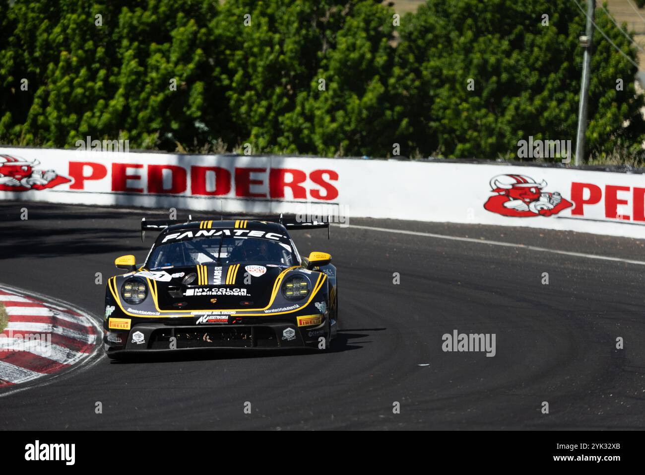 Bathurst, Australia, 10 novembre 2024. A.Fontana/H.Patel alla guida di Car Collection Motorsport Porsche 911 GT3-R 992 durante la Supercheap Auto Bathurst International al Mt Panorama il 10 novembre 2024 a Bathurst, Australia. Crediti: Ivan Glavas/Speed Media/Alamy Live News Foto Stock