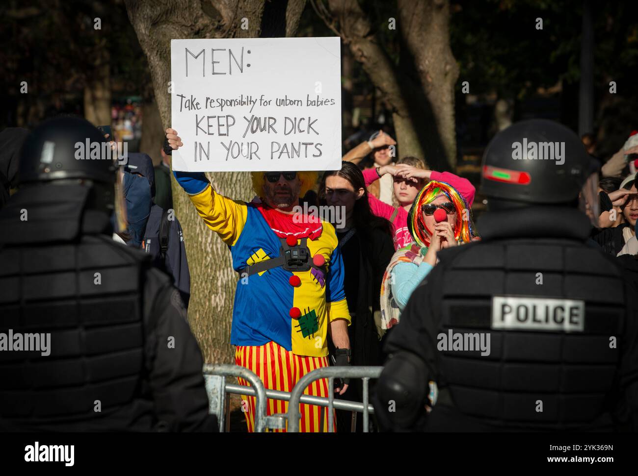 Pro, Anti-aborto. Boston, Massachusetts, Stati Uniti. 16 novembre 2024. I sostenitori dell'aborto affrontano i manifestanti anti anti-aborto "Pro-Life" al Parkman Bandstand sul Boston Common. Centinaia di dimostranti di Pro-Choice, molti vestiti da clown da circo, sono stati separati dalla polizia in attrezzatura antisommossa e barricate metalliche dalla marcia annuale degli uomini anti-aborto che si è conclusa sul Boston Common. Crediti: Chuck Nacke / Alamy Live News Foto Stock