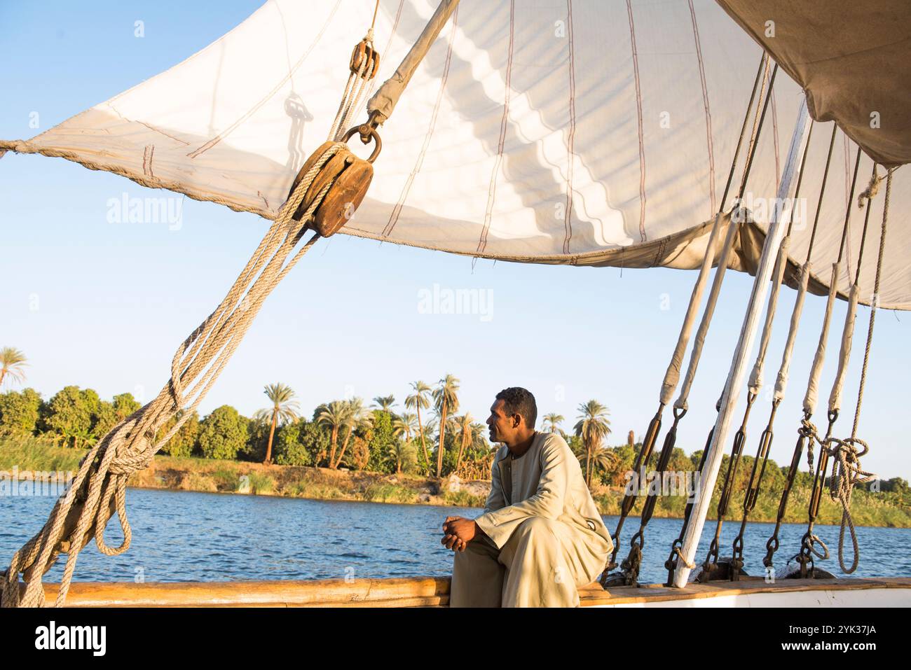 Dahabeah a vela, nave fluviale passeggeri della flotta Lazuli, navigando sul Nilo vicino ad Assuan, Egitto, Africa nord-orientale Foto Stock