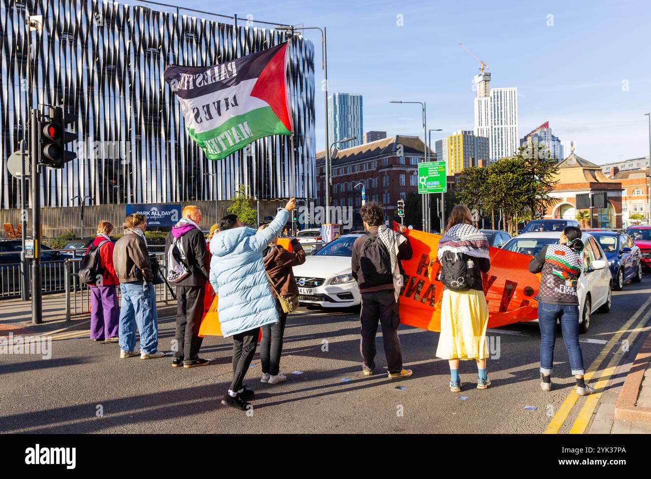 Leeds, Regno Unito. 16 NOVEMBRE 2024. Attivisti sulla strada fuori dalla stazione degli autobus di Leeds mentre la domanda giovanile ha bloccato 2 strade nel centro di Leeds alla fine di una settimana di azioni pro Palestina in tutto il paese, dopo la seconda azione 3 degli attivisti sono stati effettivamente banditi dal centro della città in quanto sono stati emessi con gli ordini S34/S35 e scortati ai margini della città. Credito Milo Chandler/Alamy Live News Foto Stock