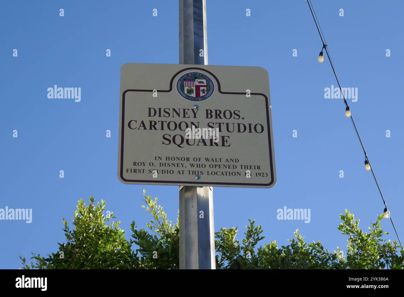 Los Angeles, California, Stati Uniti 13 novembre 2024 Walt e Roy Disney Brothers Cartoon Studio Square firmano su Kingswell Avenue dove hanno avuto il loro primo studio il 13 novembre 2024 a Los Angeles, California, USA. Foto di Barry King/Alamy Stock Photo Foto Stock
