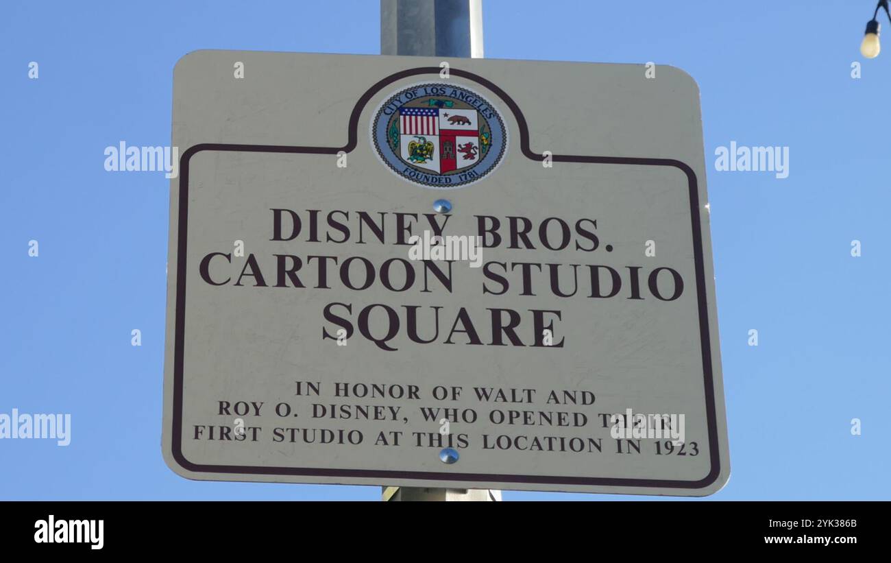 Los Angeles, California, Stati Uniti 13 novembre 2024 Walt e Roy Disney Brothers Cartoon Studio Square firmano su Kingswell Avenue dove hanno avuto il loro primo studio il 13 novembre 2024 a Los Angeles, California, USA. Foto di Barry King/Alamy Stock Photo Foto Stock