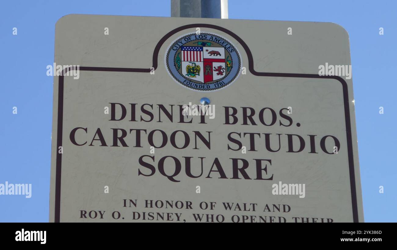 Los Angeles, California, Stati Uniti 13 novembre 2024 Walt e Roy Disney Brothers Cartoon Studio Square firmano su Kingswell Avenue dove hanno avuto il loro primo studio il 13 novembre 2024 a Los Angeles, California, USA. Foto di Barry King/Alamy Stock Photo Foto Stock