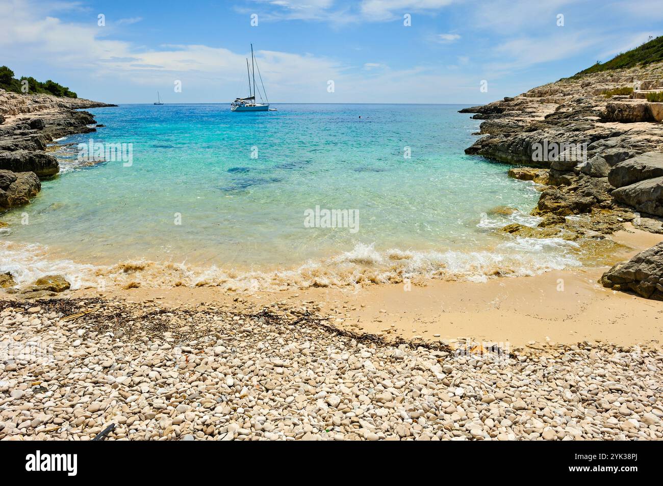 Piccola spiaggia dell'insenatura di Perna, Palmizana, isola di St Clement, Isole dell'Inferno (Pakleni), città di Hvar, isola di Hvar, Croazia, Europa sudorientale Foto Stock